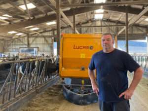 Grégory Declerck, éleveur de vaches laitières en Touraine, possède un robot d'alimentation I-Ron Mix